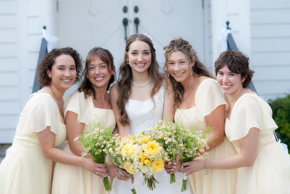 Whitney with bridesmaids and bouquets